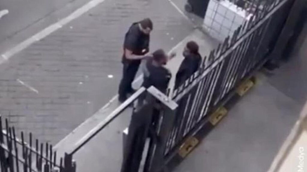 Fransa’da tokat attığı gencin yüzüne tüküren polis 6 ay tecilli hapis cezasına çarptırıldı