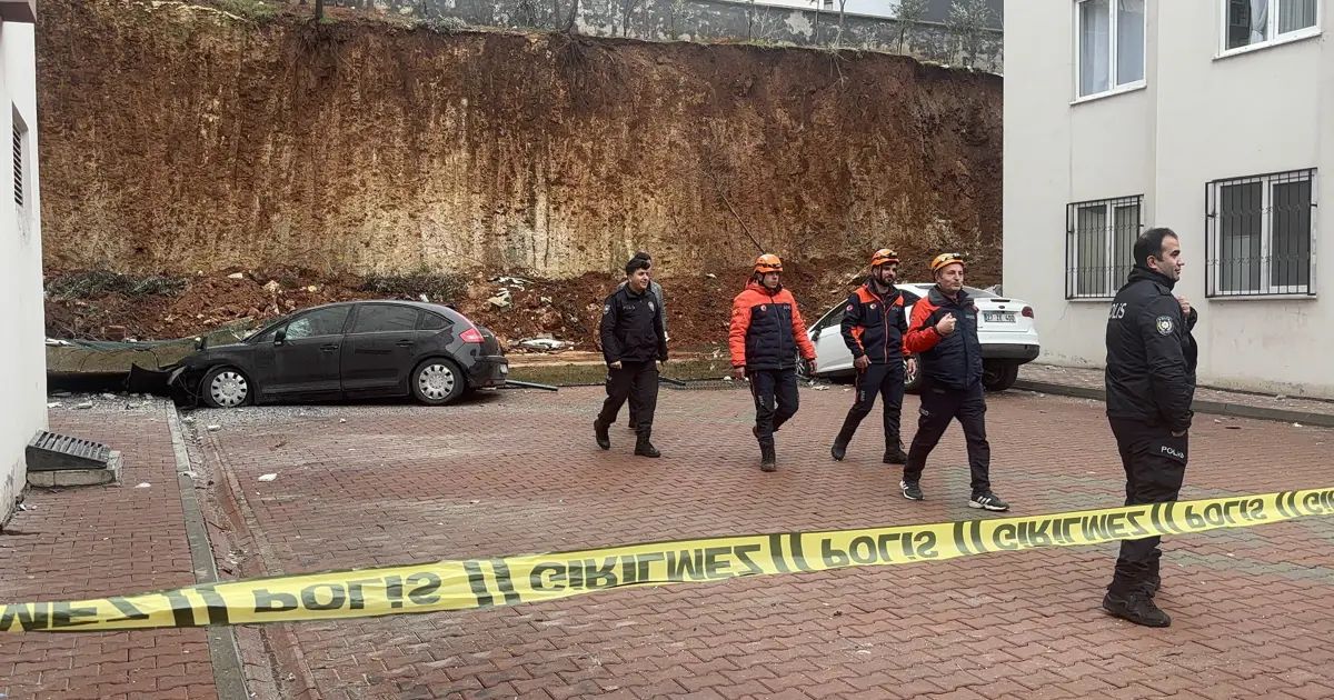 Gaziantep’te sitenin istinat duvarı çöktü, 4 blok boşaltıldı