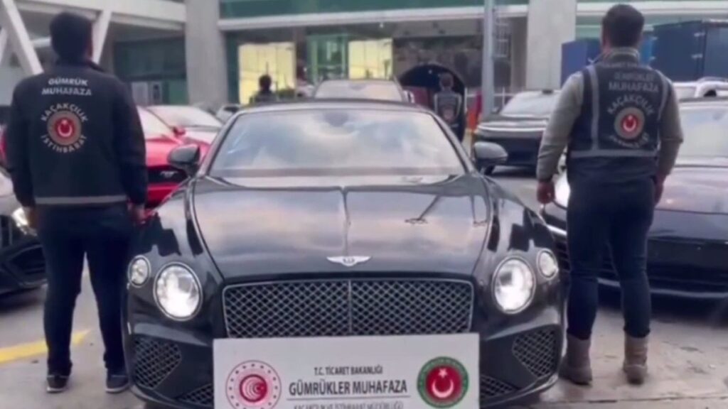 Gümrükler Muhafaza ekiplerinden Sarp Kapısı’nda 65 lüks araç operasyonu