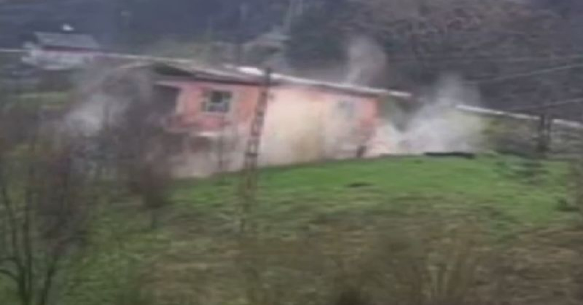 Heyelanda 2 katlı ev çöktü; o anlar kamerada