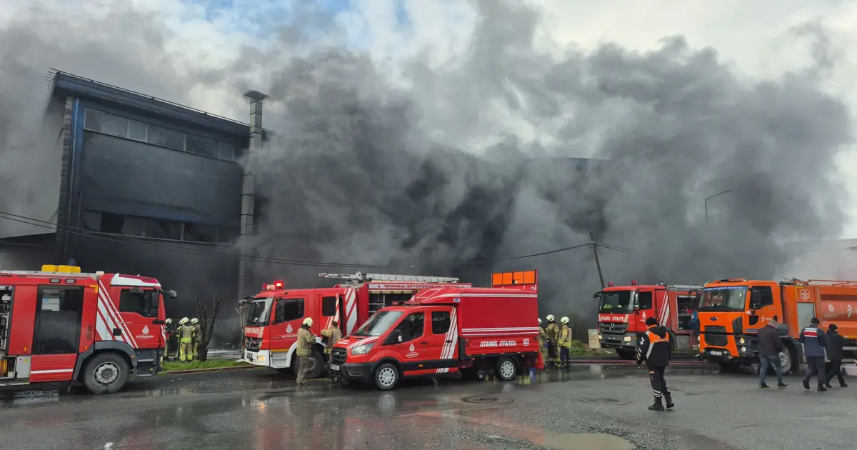 İstanbul’da kozmetik fabrikasında yangın. Ekipler olay yerinde