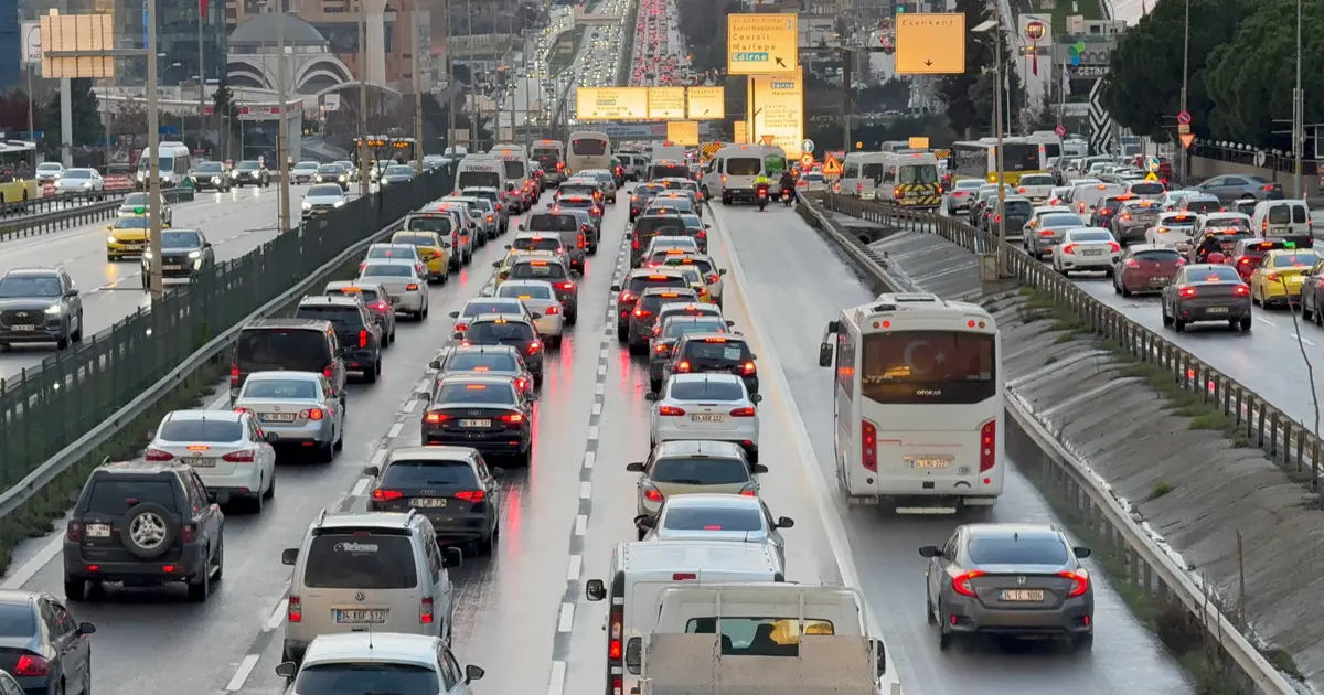 İstanbul’da trafik kilit! Yoğunluk yüzde 90’a çıktı