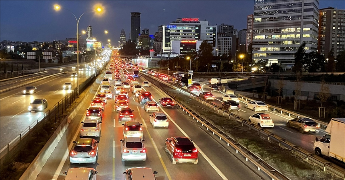 İstanbul’da trafik yoğunluğu yüzde 83’e yükseldi