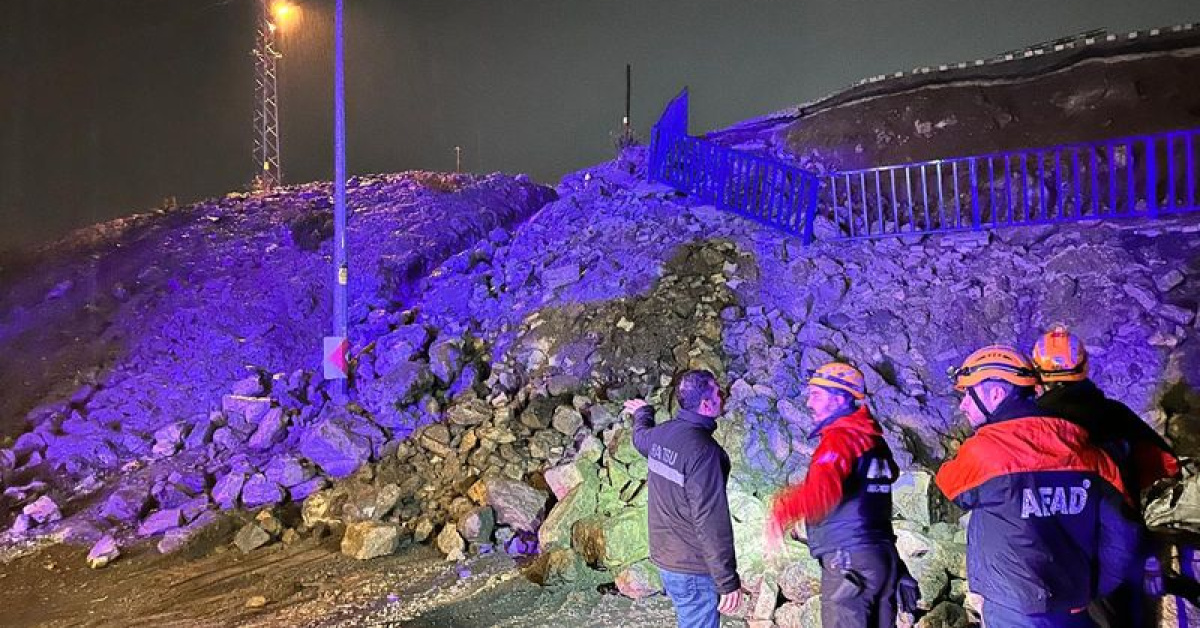 İstinat duvarı çöktü, araçlar zarar gördü