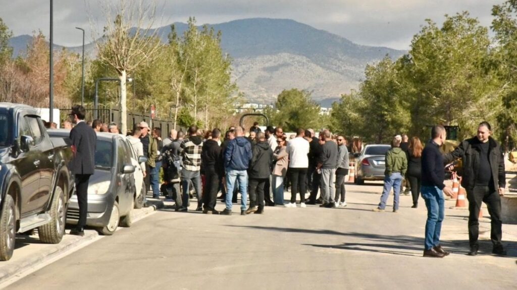 KKTC’de fiber optik protokolüne Meclis önünde protesto