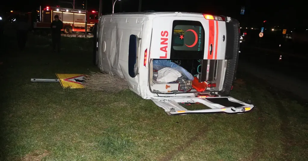 Manisa’da ambulans ile otomobil çarpıştı. Beş yaralı