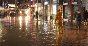 Şiddetli yağış hayatı felç etti. İzmir, Çanakkale ve Muğla’da taşkın alarmı