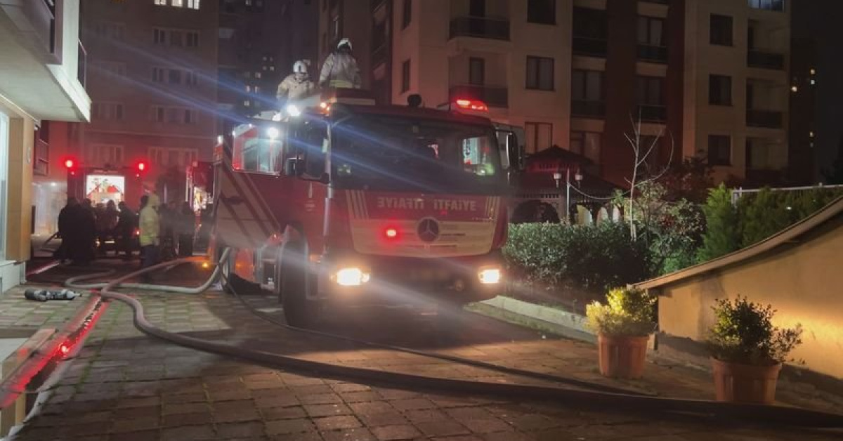 Site otoparkında yangın: 5 araç hasar gördü
