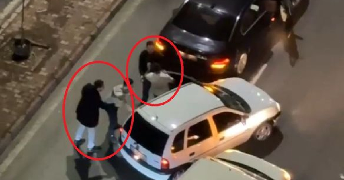 Trafikte yol verme kavgası kamerada: 3 gözaltı
