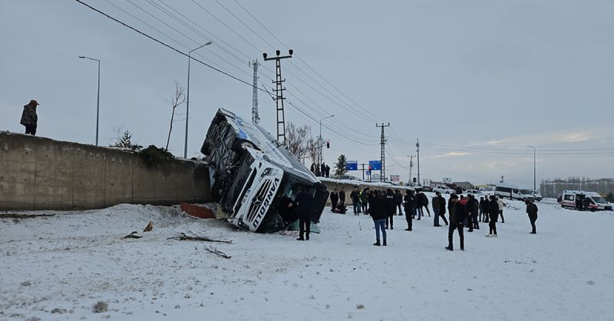 Yolcu otobüsü devrildi: 16 yaralı