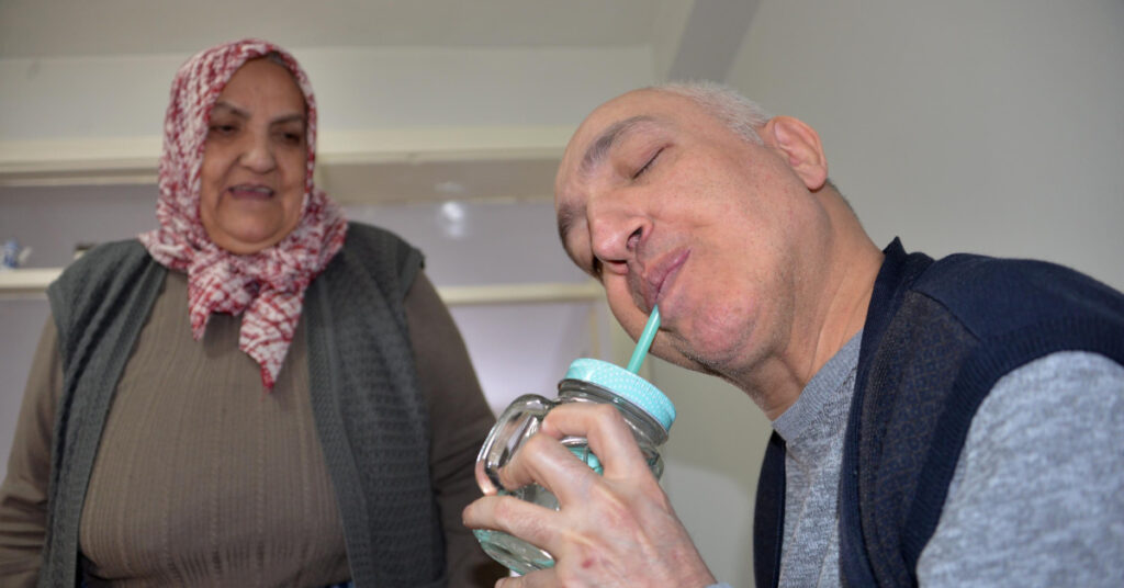78 yaşındaki annenin tek isteği, 22 yıldır bakımını üstlendiği oğlunun güneşi görmesi