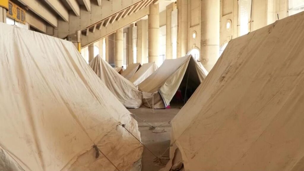 Saldırılar sonrası stadyuma sığındılar! CNN TÜRK Beyrut’ta çadırlardaki yaşamı di