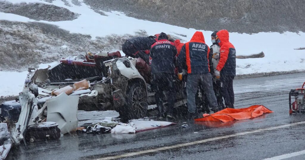 Tatvan’daki feci kazada ölü sayısı 3 oldu. 6 aylık bebek hastanede vefat etti