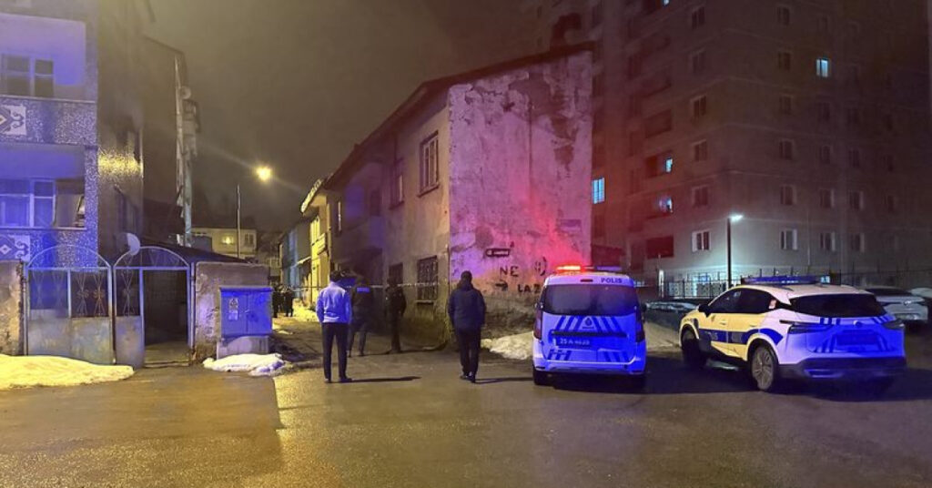 Boğazından bıçaklanmış halde ölü bulundu