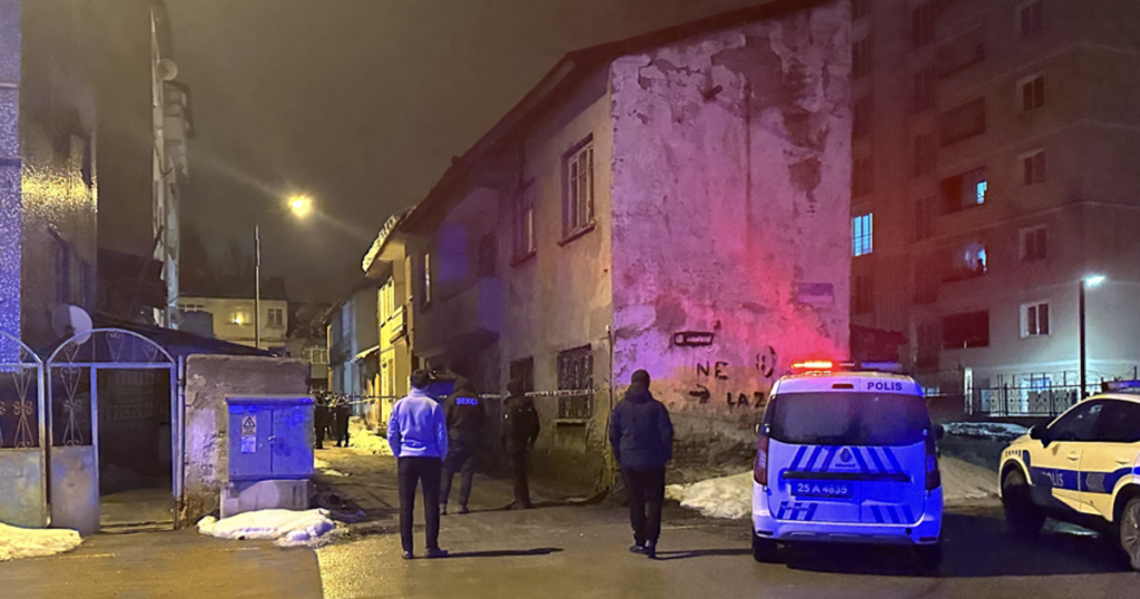 Sokakta boğazı kesilerek öldürüldü
