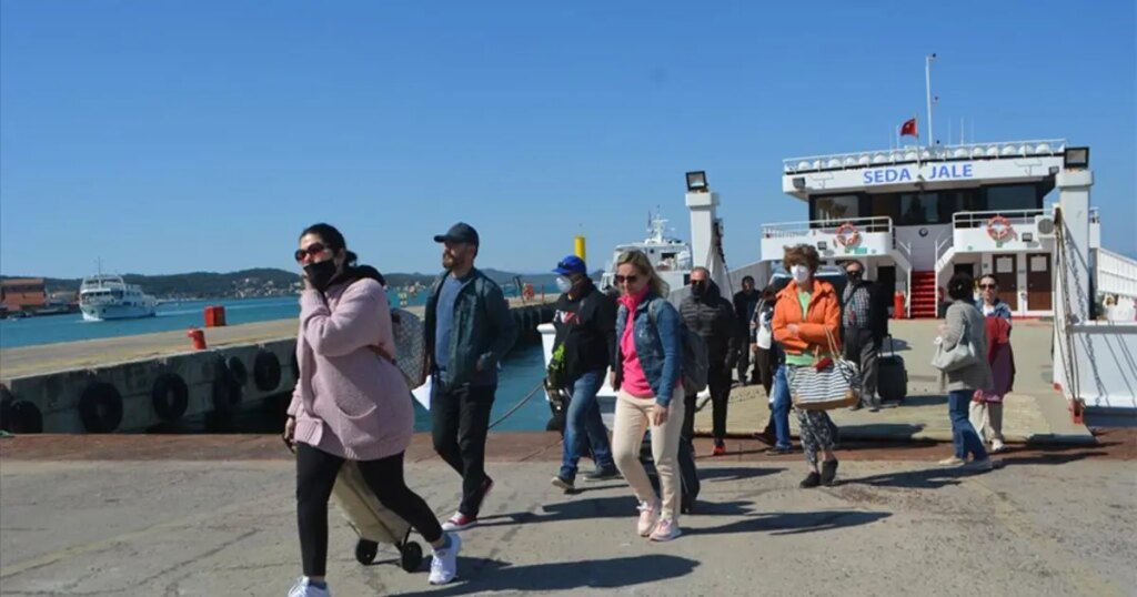 Midilli’de Yunan çiftçilerden protesto. Türk yolcular adada mahsur kaldı