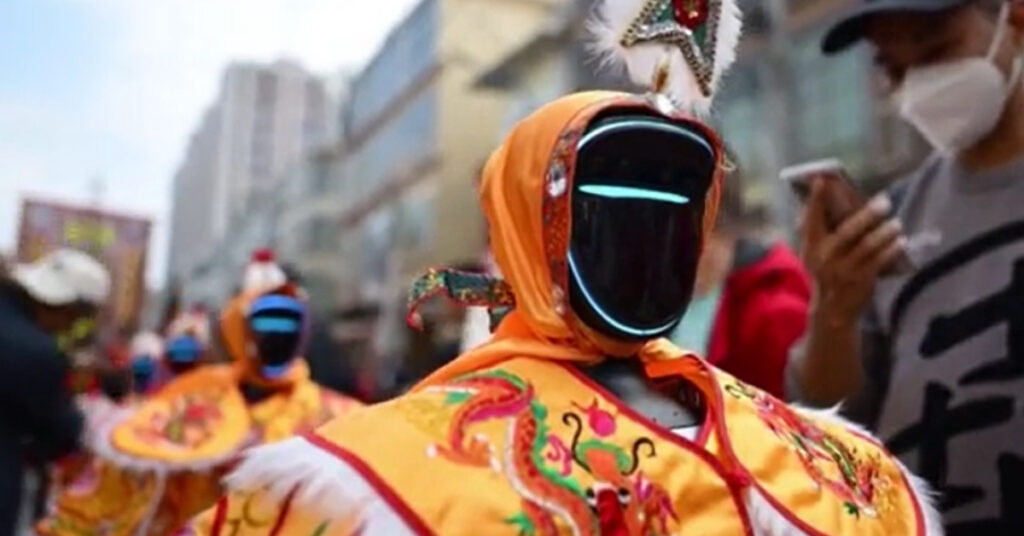 Robotlar sokağa çıktı, şov yaptı