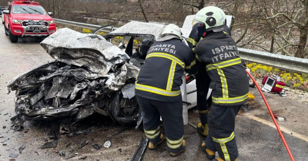 Antalya’da feci kaza: 2 ölü, 4 yaralı