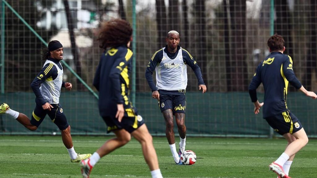 Fenerbahçe çifte idmanla derbiye hazırlanıyor