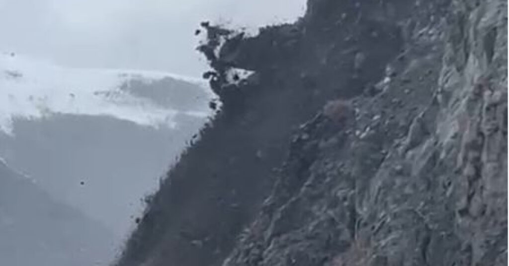 Heyelan karayolunu yuttu!