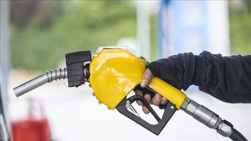Akaryakıtta indirim: Motorinin litresi 70 liranın altına geriledi