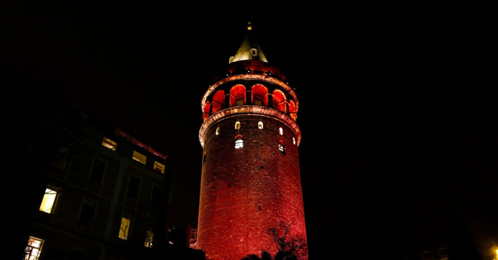 Galata Kulesi’nde kırmızı ışıkta umut