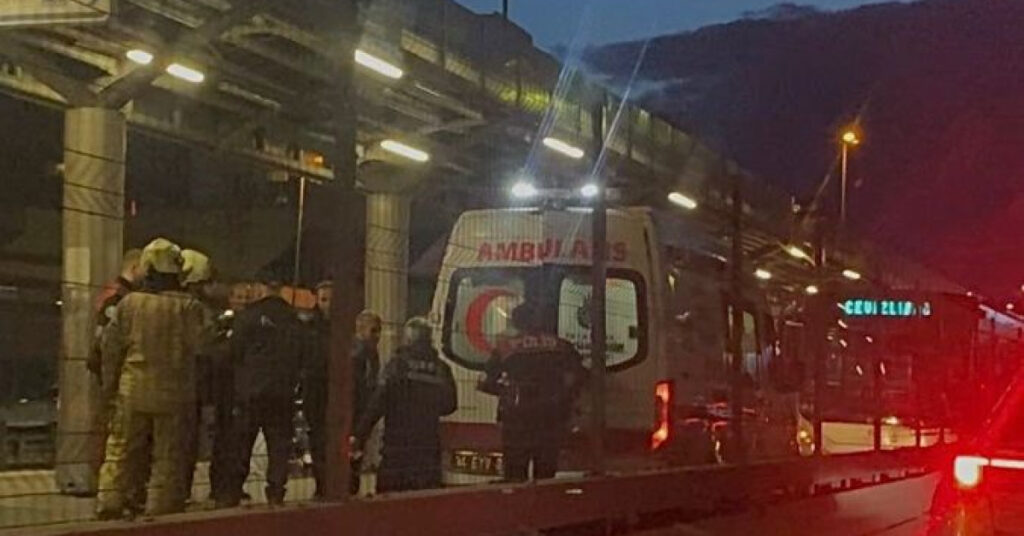 Metrobüs ayağının üstünden geçti!