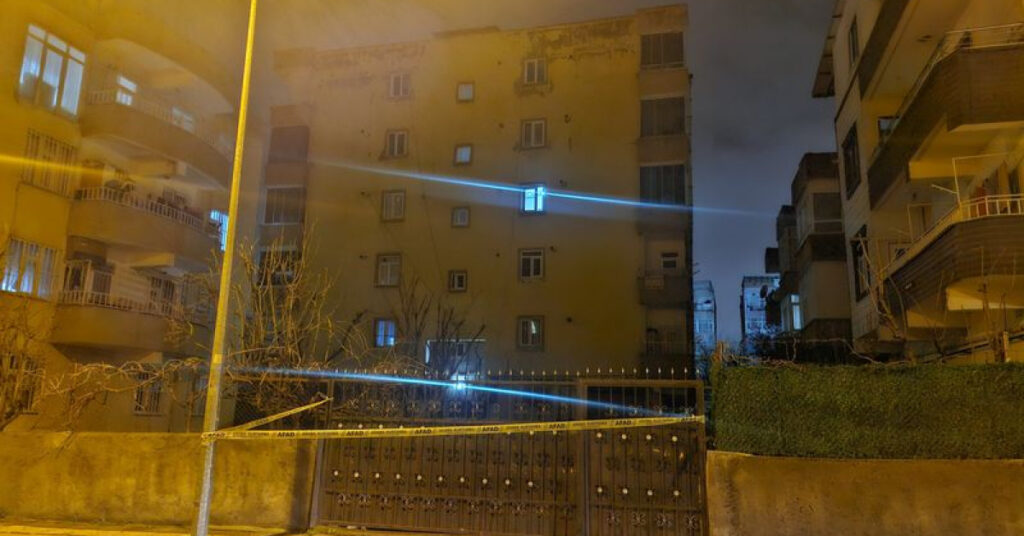 Kolonlarından ses gelen apartman boşaltıldı