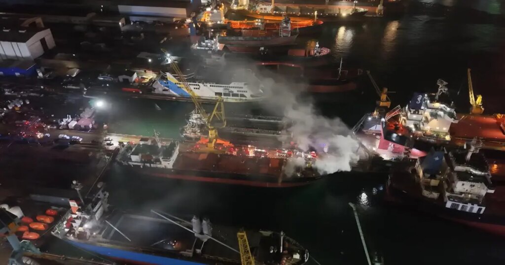 İstanbul’da 120 metrelik gemide yangın