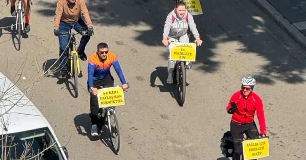 Trafikte görünür olmak için pedal çevirdiler