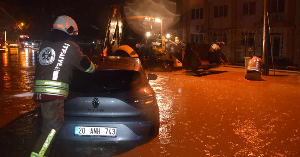 Manisa’da sağanak hayatı olumsuz etkiledi