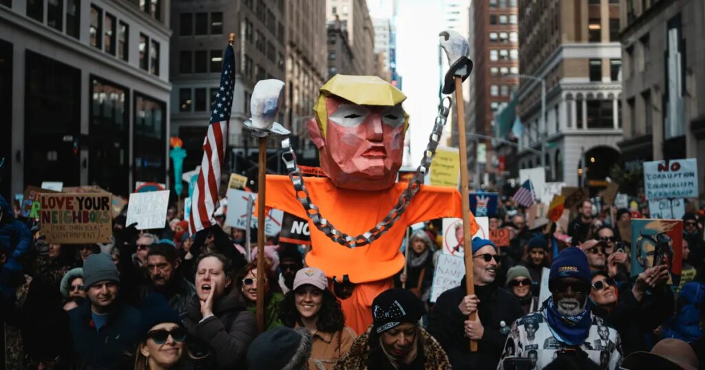 ABD’de milyonlarca kişi sokağa çıktı. Trump’a karşı “Krallara Hayır” protestosu