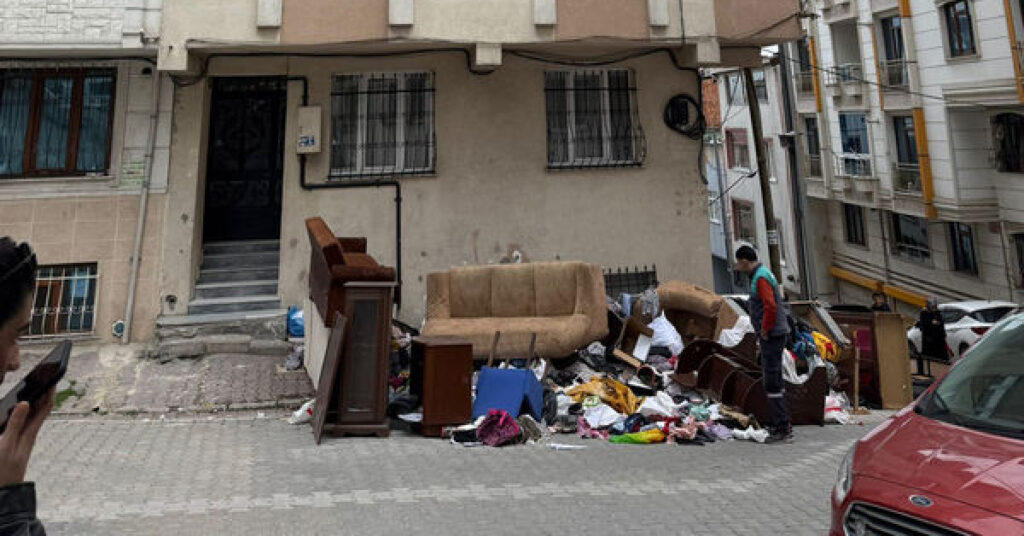 “Evimde dul kadın istemiyorum” dedi, eşyaları attı!