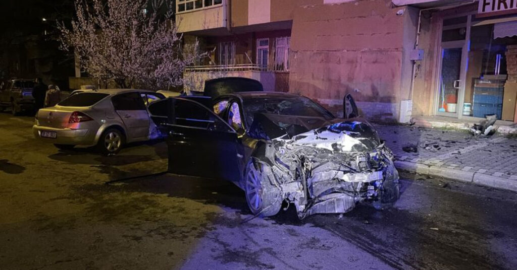 İki otomobil çarpıştı: 1’i ağır 5 yaralı
