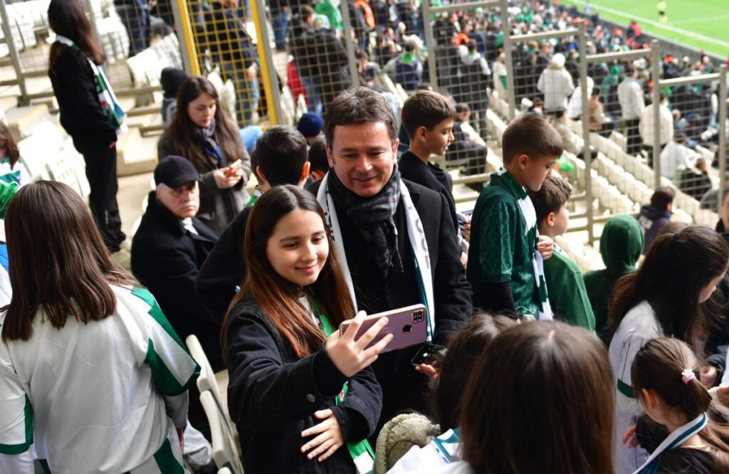Başkan Erkan Aydın Çocuklarla Bursaspor Coşkusunu Paylaştı