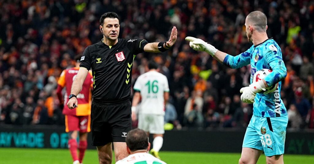 Her yerde kırmızı kart!