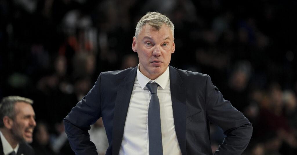 Sarunas Jasikevicius, Dubai’de mahsur kaldı!