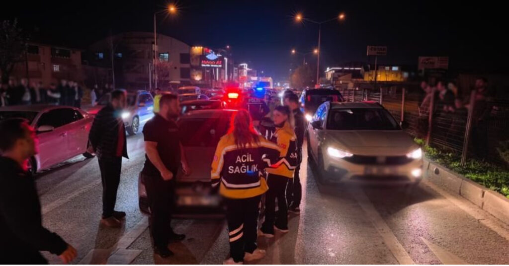 Zincirleme kazanın yaralıları ekiplere direndi
