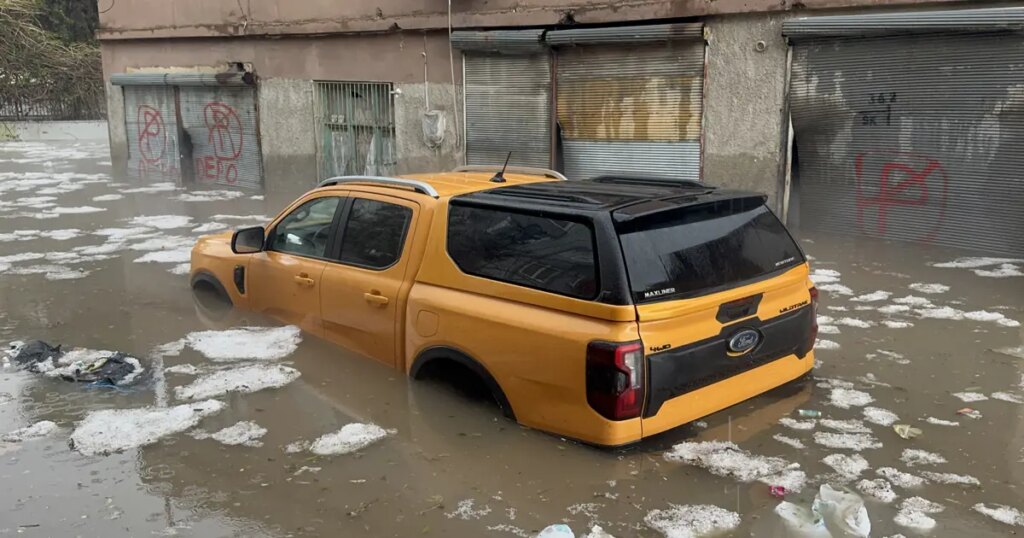 Adana’da şiddetli yağış: Mahsur kalanlar botla kurtarıldı