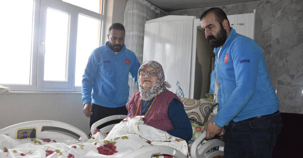 Yatağa bağımlı hastanın ortopedik yatak sevinci