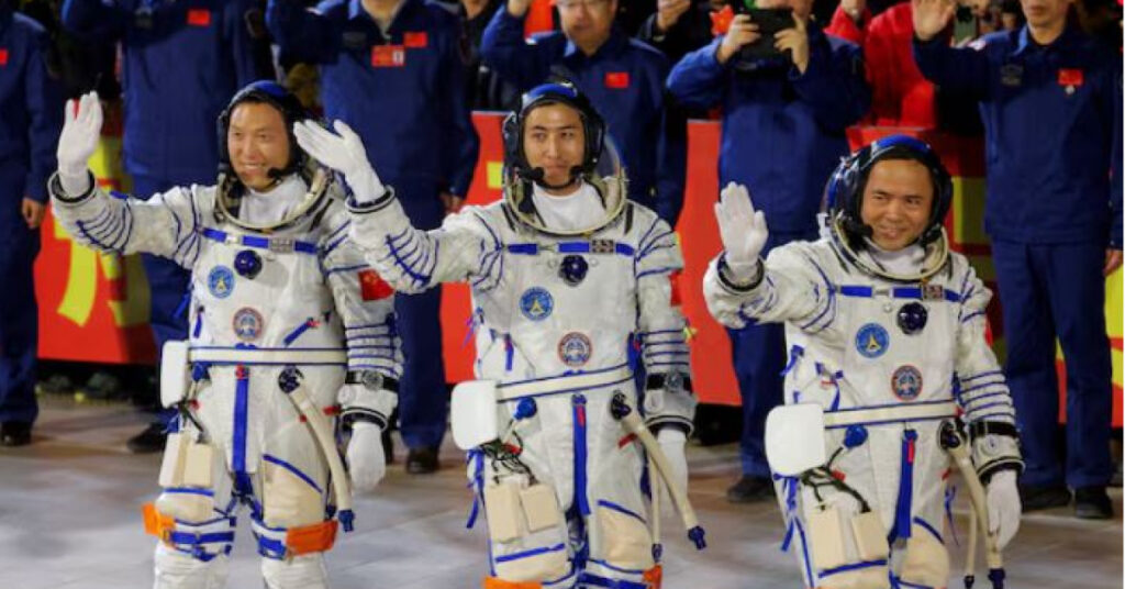 Çin’in astronot ekibi uzayda 1 ay daha kalacak