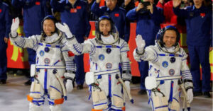 Çin’in astronot ekibi uzayda 1 ay daha kalacak
