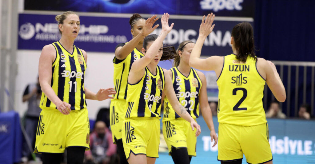 Fenerbahçe Opet final için sahnede!