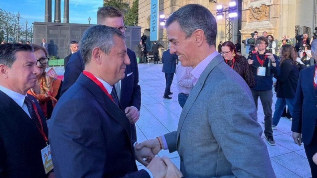 Özgür Özel’in Pedro Sanchez hayranlığını paylaşan Şirin Payzın, alay konusu oldu