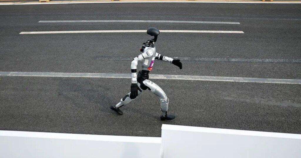 İnsansı robotlar koşu rekorunu 7 dakika farkla kırdı