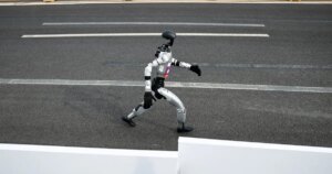 İnsansı robotlar koşu rekorunu 7 dakika farkla kırdı
