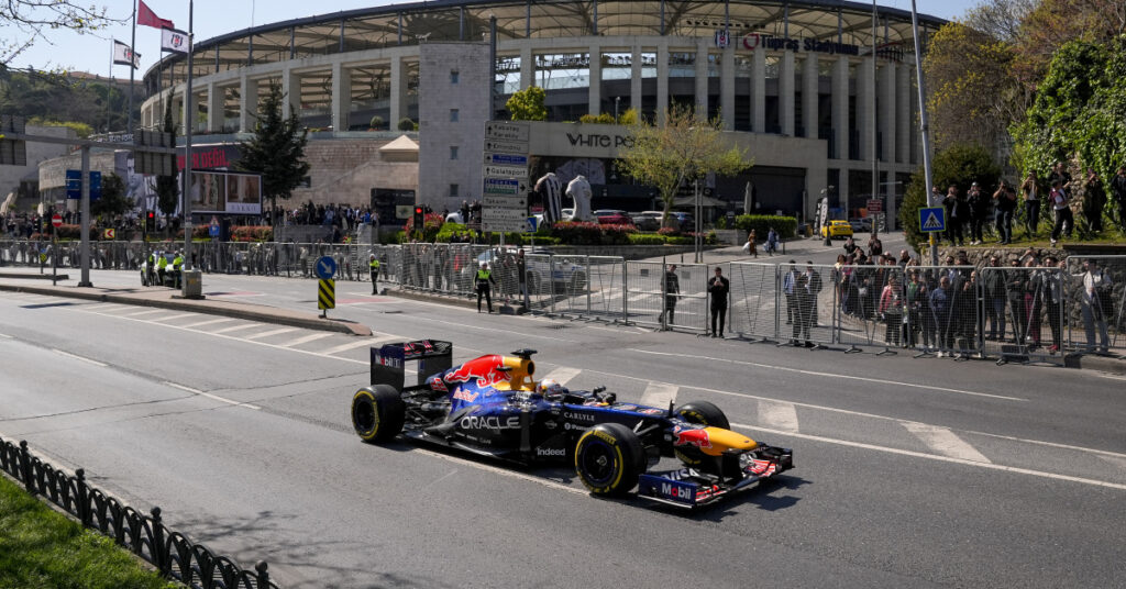 İstanbul sokaklarında Formula 1 şov