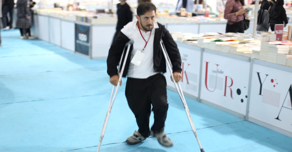 Engelleri kalemiyle yıktı! Okula gitmeden 3 roman yazdı