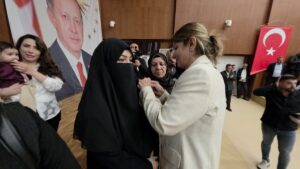 Diyarbakır’da CHP ve YRP’den 100 kişi AK Parti saflarına katıldı