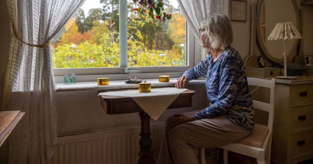 Yalnız yaşayanlarda Alzheimer riski yarı yarıya artıyor